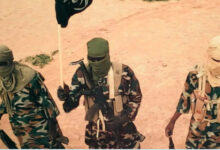 La situation au Mali se dégrade alors que le Jnim attaque un convoi de camions-citernes et impose des restrictions routières.