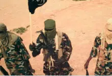 La situation au Mali se dégrade alors que le Jnim attaque un convoi de camions-citernes et impose des restrictions routières.