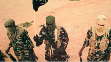 La situation au Mali se dégrade alors que le Jnim attaque un convoi de camions-citernes et impose des restrictions routières.