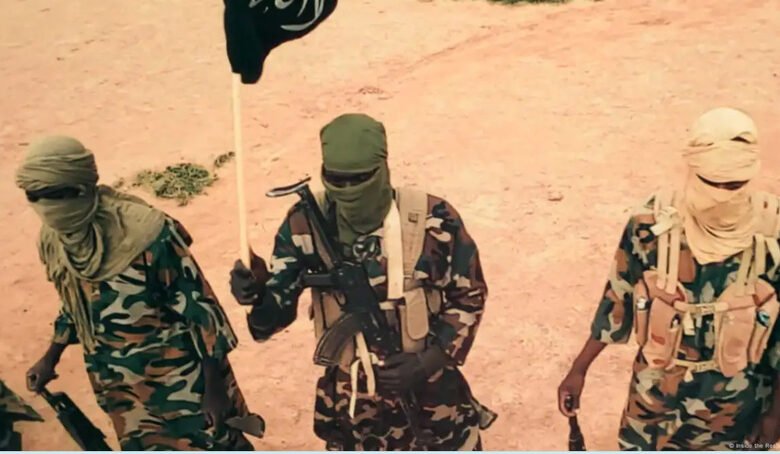 La situation au Mali se dégrade alors que le Jnim attaque un convoi de camions-citernes et impose des restrictions routières.