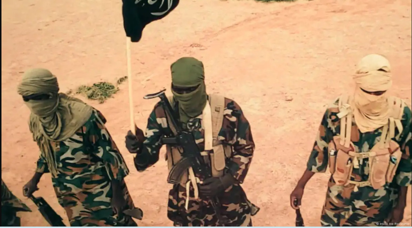 La situation au Mali se dégrade alors que le Jnim attaque un convoi de camions-citernes et impose des restrictions routières.