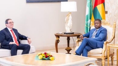 Faure Gnassingbé reçoit le ministre cubain des Relations extérieures pour renforcer la coopération entre le Togo et Cuba.