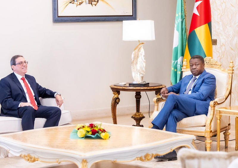 Faure Gnassingbé reçoit le ministre cubain des Relations extérieures pour renforcer la coopération entre le Togo et Cuba.