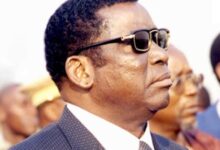 Le sénateur Henri Koudjolou Dogo dédicace son livre « À l’ombre du Baobab » en hommage au général Eyadéma.