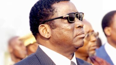 Le sénateur Henri Koudjolou Dogo dédicace son livre « À l’ombre du Baobab » en hommage au général Eyadéma.