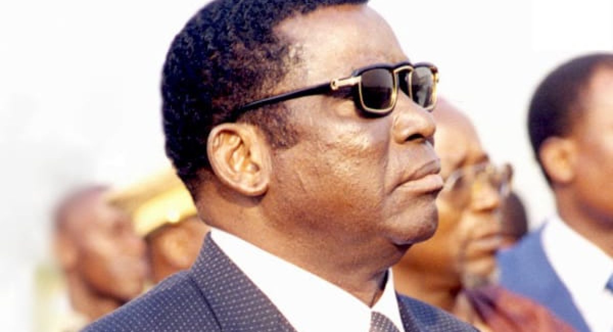 Le sénateur Henri Koudjolou Dogo dédicace son livre « À l’ombre du Baobab » en hommage au général Eyadéma.