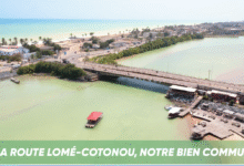 La réhabilitation de la route Lomé-Aného dynamise le tourisme et l’économie locale en rendant la ville plus accessible.