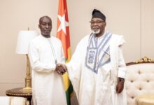 Mamadou Moustapha Loum présente ses lettres de créance comme ambassadeur du Sénégal auprès du Togo. Découvrez ses intentions.