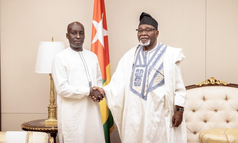 Mamadou Moustapha Loum présente ses lettres de créance comme ambassadeur du Sénégal auprès du Togo. Découvrez ses intentions.