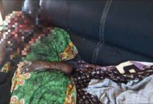 Un différend familial a tourné au drame vendredi 3 octobre 2025 à Sanguéra-Klémé. Kokouvi Mawuna, 42 ans, a mortellement agressé sa mère, Mme A. Amah, 62 ans, après une dispute portant sur des désaccords profonds liés à sa sexualité.