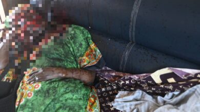 Un différend familial a tourné au drame vendredi 3 octobre 2025 à Sanguéra-Klémé. Kokouvi Mawuna, 42 ans, a mortellement agressé sa mère, Mme A. Amah, 62 ans, après une dispute portant sur des désaccords profonds liés à sa sexualité.