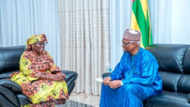 Le Président du Sénat reçoit la Représentante résidente de l’UNFPA pour discuter de la santé reproductive et des droits humains.