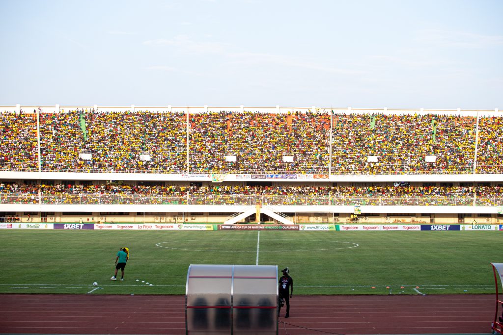 Daré Nibombé annonce sa sélection pour les Éperviers. Découvrez les 25 joueurs pour les matchs contre la RDC et le Soudan du Sud.