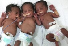 Une jeune femme donne naissance à des triplés au CHR Dapaong, un événement exceptionnel célébré par le personnel soignant.