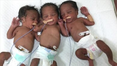 Une jeune femme donne naissance à des triplés au CHR Dapaong, un événement exceptionnel célébré par le personnel soignant.