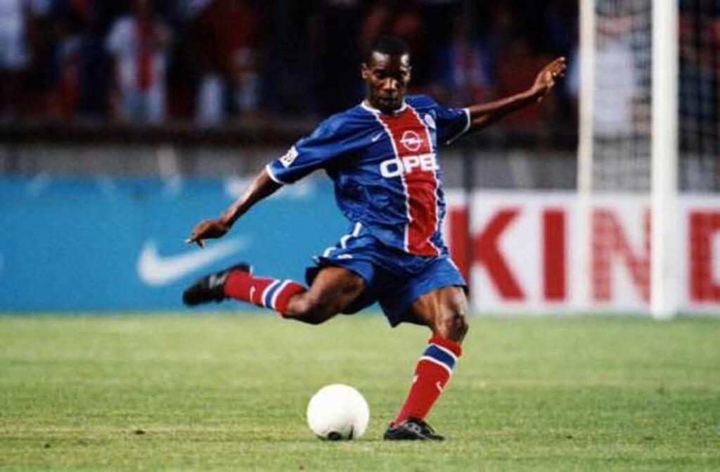 Zico désigne Jay-Jay Okocha comme le plus grand footballeur africain de l’histoire, louant son talent exceptionnel et sa créativité.