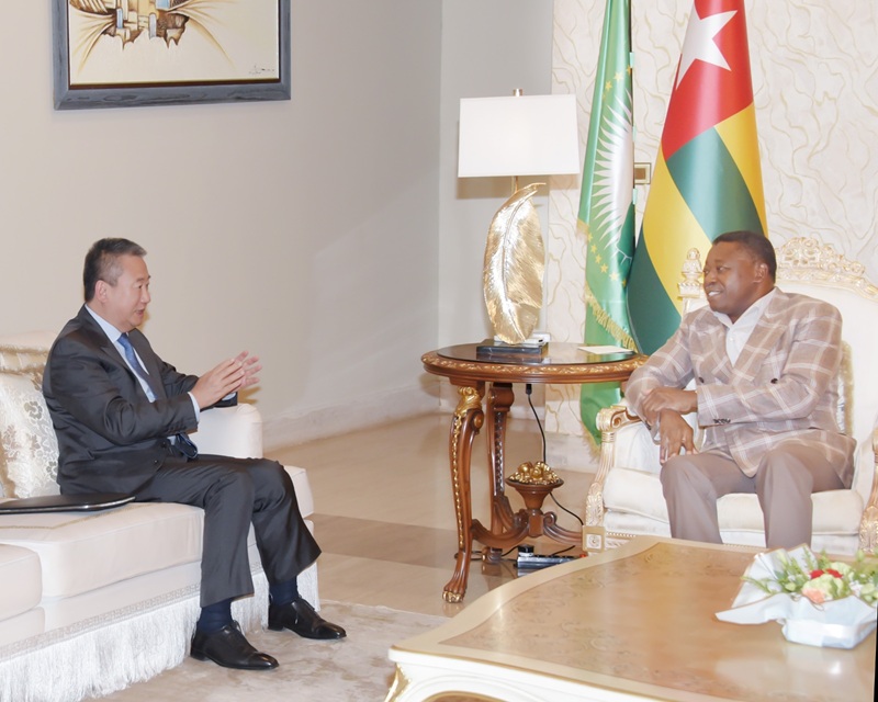 Huang Xia félicite Faure Gnassingbé pour ses efforts en faveur de la paix en Afrique lors d'une rencontre à Lomé.