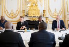 Analyse des discussions entre Emmanuel Macron, Faure Gnassingbé et Félix Tshisekedi sur la paix et la sécurité dans la région des Grands Lacs.