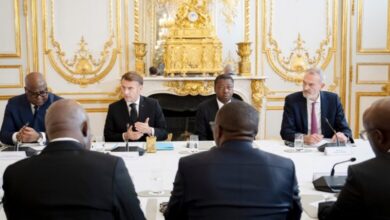 Analyse des discussions entre Emmanuel Macron, Faure Gnassingbé et Félix Tshisekedi sur la paix et la sécurité dans la région des Grands Lacs.