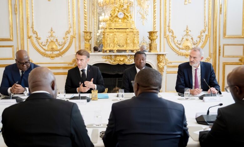 Analyse des discussions entre Emmanuel Macron, Faure Gnassingbé et Félix Tshisekedi sur la paix et la sécurité dans la région des Grands Lacs.