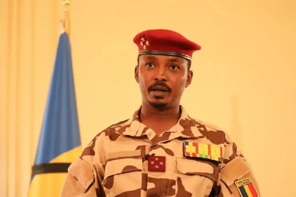 Mahamat Idriss Déby Itno a promulgué la Constitution révisée au Tchad. Découvrez les nouvelles majorités et changements clés.