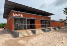 M. Éric KPADE a été élu nouveau maire de la commune du Golfe 2. Découvrez ses objectifs et sa vision.