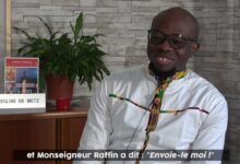 Léonard-Amossou Katchekpele analyse la théologie et la politique en Afrique postcoloniale. Lisez son approche novatrice.