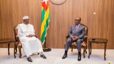 Komi Selom Klassou reçoit une délégation du Parlement tchadien pour discuter de la coopération parlementaire et des bonnes pratiques.