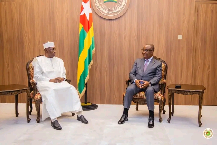 Komi Selom Klassou reçoit une délégation du Parlement tchadien pour discuter de la coopération parlementaire et des bonnes pratiques.