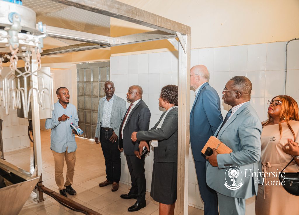 L’Université de Lomé a accueilli l’ambassadeur du Gabon pour renforcer la coopération scientifique au CERSA. Découvrez les détails.