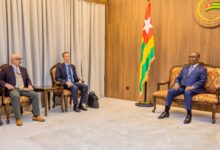 Le président de l'Assemblée nationale Komi Klassou reçoit des diplomates chinois à Lomé pour renforcer les liens stratégiques.