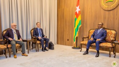 Le président de l'Assemblée nationale Komi Klassou reçoit des diplomates chinois à Lomé pour renforcer les liens stratégiques.