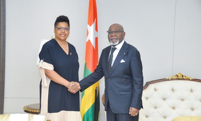 Le Président Savi de Tové Jean-Lucien accueille trois ambassadeurs. Lisez sur les nouvelles relations bilatérales établies.