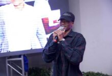 Le différend Debordo Leekunfa – DJ Kerozen prend une tournure judiciaire. Découvrez les derniers développements de cette affaire.