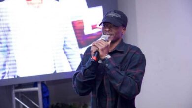 Le différend Debordo Leekunfa – DJ Kerozen prend une tournure judiciaire. Découvrez les derniers développements de cette affaire.