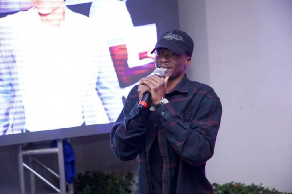 Le différend Debordo Leekunfa – DJ Kerozen prend une tournure judiciaire. Découvrez les derniers développements de cette affaire.