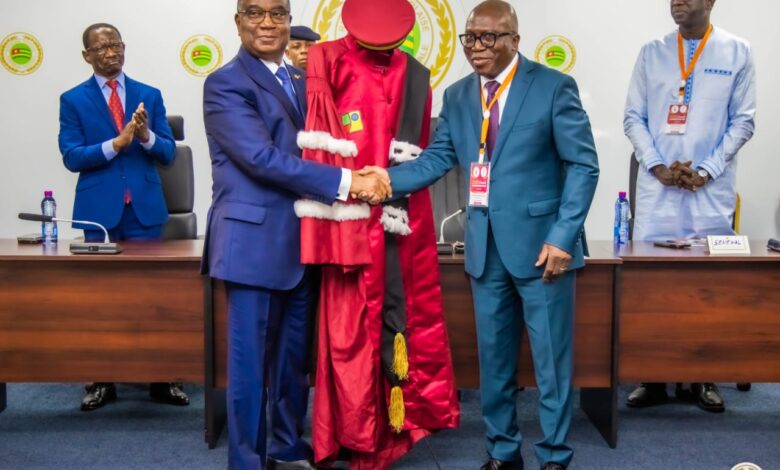 Faure Gnassingbé reçoit le titre de Docteur Honoris Causa de l’EISMV de Dakar, une première dans l'histoire de l'institution.