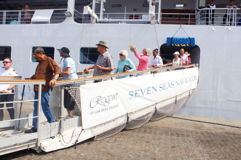 Le Port de Lomé a reçu 557 croisiéristes à bord du Seven Seas Navigator. Explorez les traditions de Togo et ses sites emblématiques.