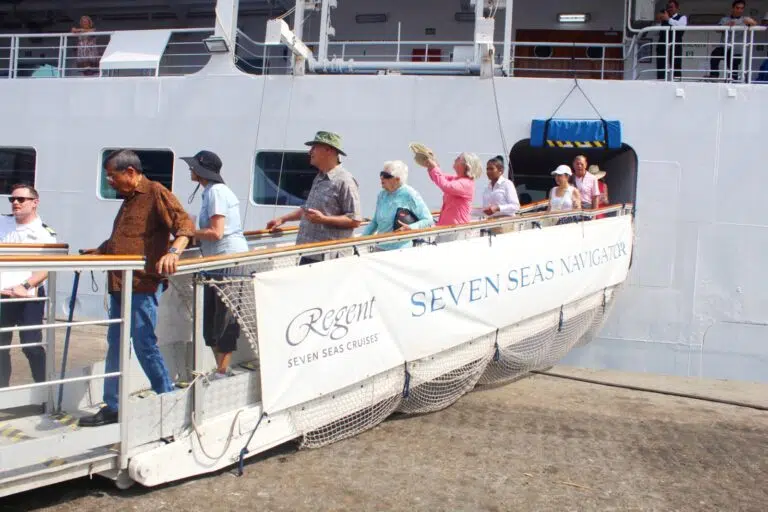 Le Port de Lomé a reçu 557 croisiéristes à bord du Seven Seas Navigator. Explorez les traditions de Togo et ses sites emblématiques.