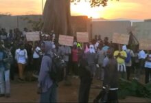 Des travailleurs en grève à Gbatopé demandent une amélioration des conditions de travail et des salaires. Agissons pour le changement.