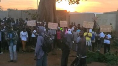 Des travailleurs en grève à Gbatopé demandent une amélioration des conditions de travail et des salaires. Agissons pour le changement.