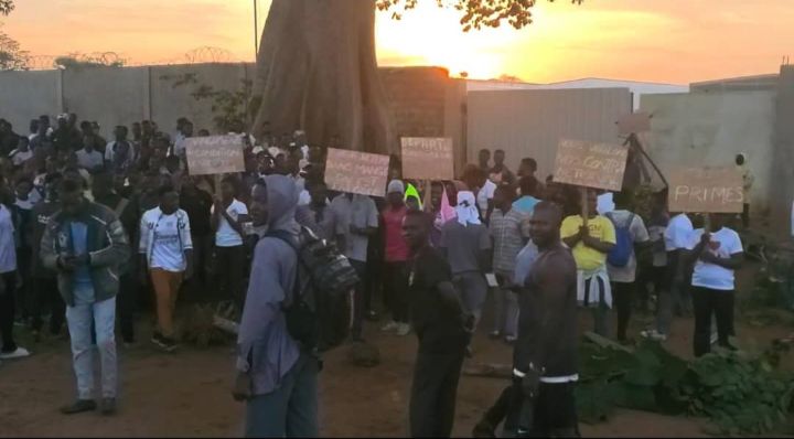Des travailleurs en grève à Gbatopé demandent une amélioration des conditions de travail et des salaires. Agissons pour le changement.