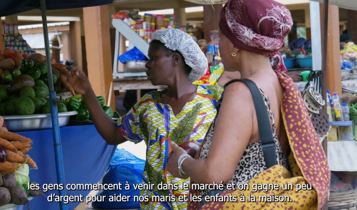 La réhabilitation de la route Lomé–Aného apporte un souffle nouveau au marché de Baguida, augmentant la fréquentation et l'accessibilité.