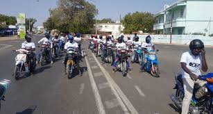 La circulation des motos à Abidjan reste un sujet de débat. Découvrez les implications de la récente décision du gouvernement.