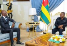 Faure Gnassingbé reçoit le PCA d’Ecobank pour discuter des 40 ans de l’institution panafricaine et des stratégies à venir.