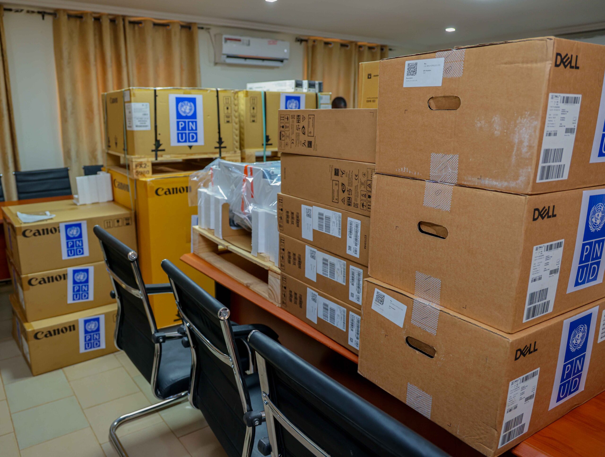 Le PNUD équipe le gouvernorat des Savanes avec du matériel informatique pour améliorer les services publics et la transparence.