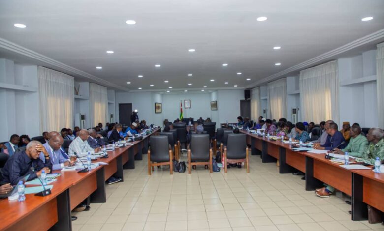 Les sénateurs togolais examinent le Projet de loi de finances 2026 en commission, garantissant une analyse rigoureuse du budget.