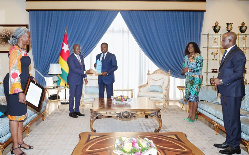 Faure Gnassingbé reçoit Gilles Fagninou d'UNICEF pour discuter des progrès en vaccination au Togo et de la protection de l'enfance.