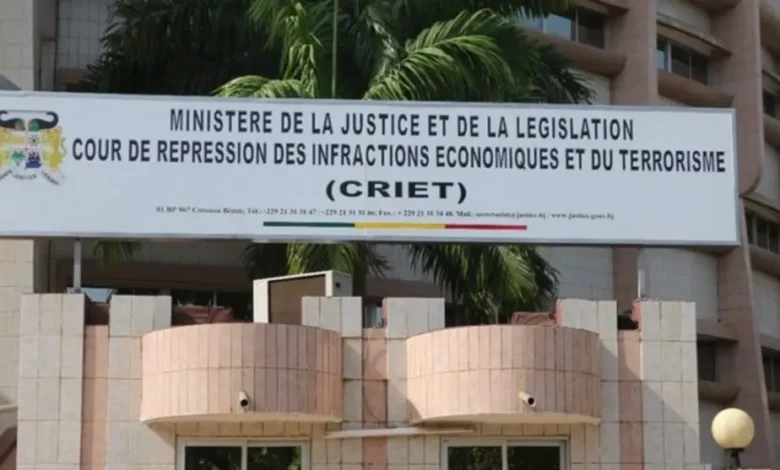 La Criet au Bénin lance des mandats d’arrêt internationaux contre Kemi Séba et Sabi Sira Korogoné suite au coup d’État manqué.