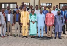 Université de Kara rend hommage au Professeur Komlan SANDA lors de l'installation des nouveaux responsables. Découvrez son impact.